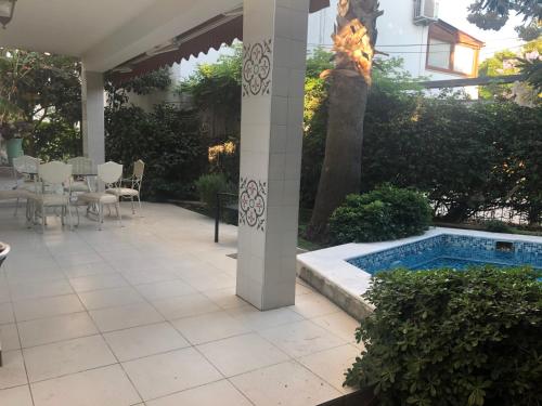 um pátio com lareira e uma piscina em Villa em Bodrum City