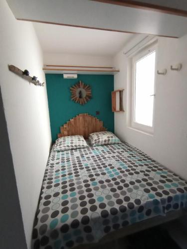 une chambre avec un lit dans une pièce avec une fenêtre dans l'établissement Cap Esterel studio H3, à Agay