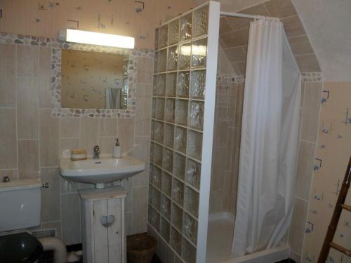 Et badeværelse på Gîte Fontenay-sur-Eure, 6 pièces, 10 personnes - FR-1-581-75