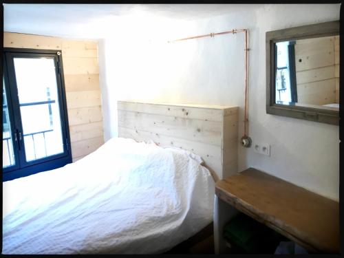 a bedroom with a bed and a window at Le Triplex in Vernet-les-Bains