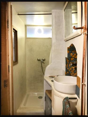une petite salle de bain avec un lavabo et une douche dans l'établissement Le Triplex, à Vernet-les-Bains