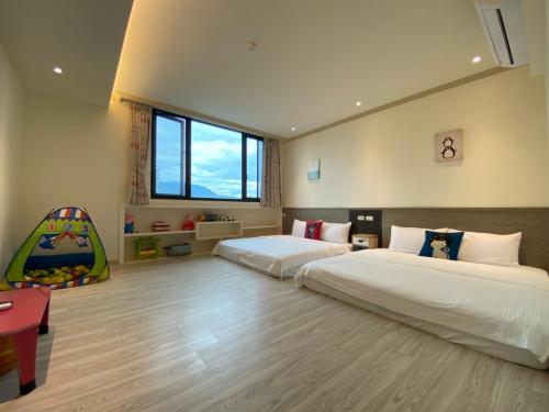 - une grande chambre avec 2 lits et une balançoire dans l'établissement Meet Guanshan, à Guanshan