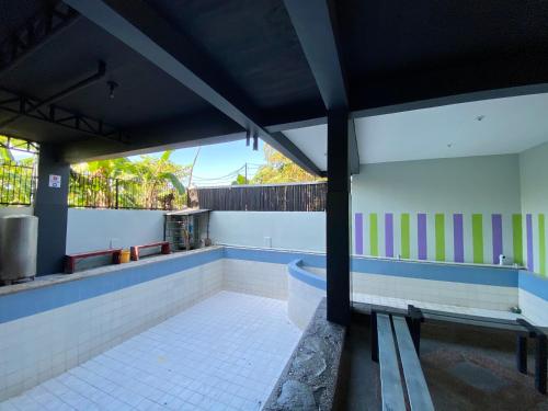 - Baño con aseo en una habitación en Aqua Ripple Private Resort, en Calambá