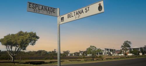 a street sign on the side of a road at Holiday House in Brisbane