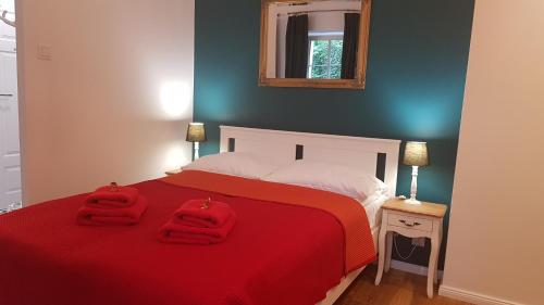 1 dormitorio con 1 cama con 2 toallas rojas en H&T Old Town Szeroka 36 en Gdansk