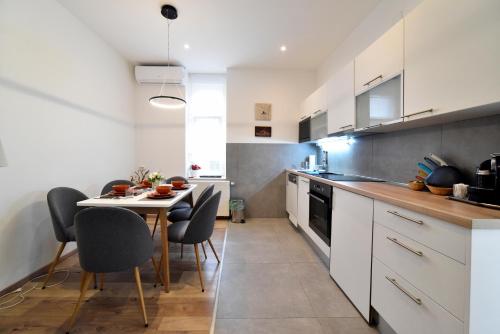 Luxery Spa Apartment Zagrebにあるキッチンまたは簡易キッチン