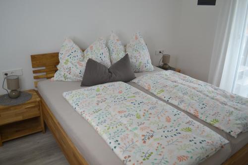 - une chambre avec un lit dans l'établissement Apartment Uggowitzer, à Drobollach am Faakersee