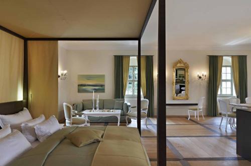 1 dormitorio con 1 cama grande y sala de estar en Barockschloss Rammenau, en Rammenau
