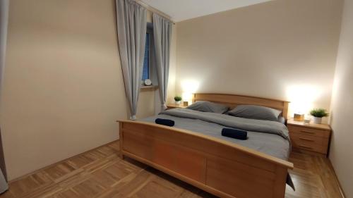 um quarto com uma cama grande e duas mesas de cabeceira em Tartini Square House FERGO em Piran