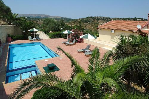 una piscina situata accanto a una casa di Stratos Villas a Kaloniktis