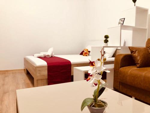 uma sala de estar com um sofá e uma cama em Joy City Stay Paris 5&6 em Timisoara