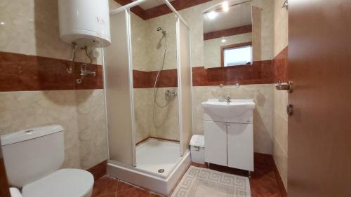 a bathroom with a shower and a toilet and a sink at 2 Zimmer Wohnung in Sunny Beach
