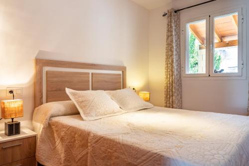 - une chambre avec un grand lit et une fenêtre dans l'établissement Estrella Verde, à Alcúdia
