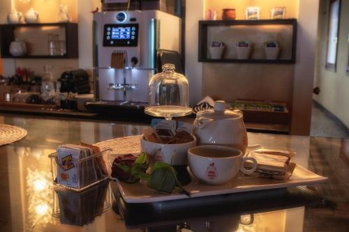 Принадлежности для чая и кофе в Locanda Ai Santi Apostoli Sul Canal Grande - Ferretti Hotels Collection