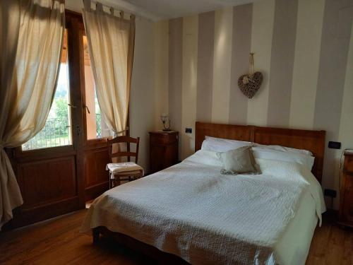 ein Schlafzimmer mit einem Bett und einem Herz an der Wand in der Unterkunft Agriturismo Morgan in Montebelluna