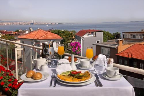 伊斯坦布尔Almina Hotel - Special Class的阳台上的餐桌上放着一盘食物