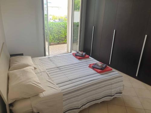 1 dormitorio con 1 cama con 2 toallas en Le Piscine RELAX, en Nardò