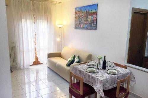 ein Wohnzimmer mit einem Tisch und einem Sofa in der Unterkunft Casa Bahia in Marina di Davoli