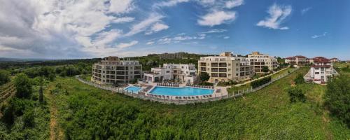 een luchtzicht op een appartementencomplex met een zwembad bij Byala Panorama Resort in Byala