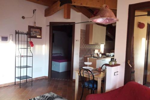 une petite cuisine avec une table et une petite cuisine avec une cuisine dans l'établissement Happy Home Hosting, à Rieti