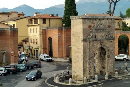 een stad met auto's geparkeerd op een parkeerplaats bij Happy Home Hosting in Rieti