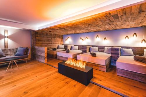 een kamer met 2 bedden en een open haard bij LUX ALP CHALET am Arlberg in Warth am Arlberg