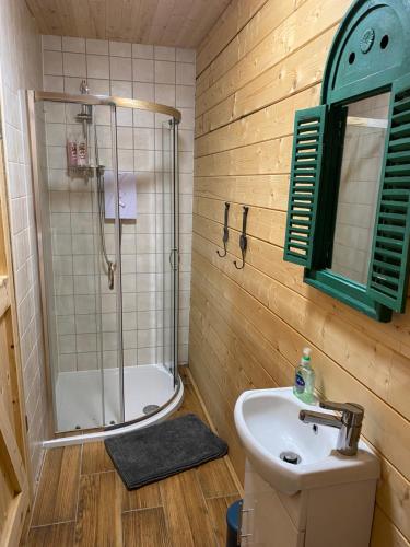 Ένα μπάνιο στο Modern Summerhouse