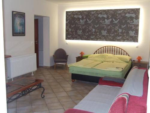 ハイドゥソボスローにあるWelcome Apartmanのベッドルーム1室(ベッド1台、椅子付)