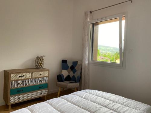 1 dormitorio con cama, ventana y silla en Résidence les biches, en Xonrupt-Longemer