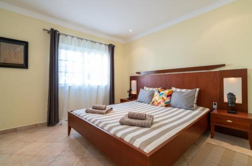 Ένα ή περισσότερα κρεβάτια σε δωμάτιο στο Vale de Lobo by Intiholidays