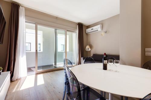 特雷維索的住宿－MyPlace Treviso Vittoria，一间配备有白色桌椅的用餐室