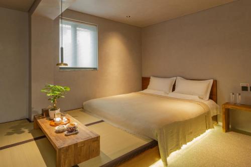 Кровать или кровати в номере Refactoring Space Beijing Wang Fu Jing