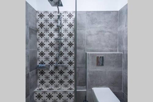 uma casa de banho com chuveiro e WC em Maisonnette Giannis em Pitsídia