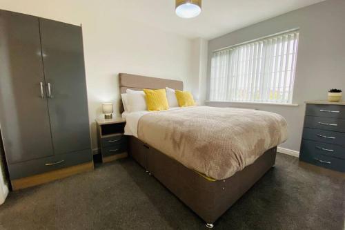 Postel nebo postele na pokoji v ubytování "Fishermans House" By Greenstay Serviced Accommodation - Large 4 Bed House With Parking - The Perfect Choice For Contractors, Families & Mixed Groups