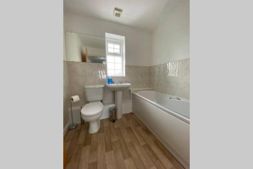 Koupelna v ubytování "Fishermans House" By Greenstay Serviced Accommodation - Large 4 Bed House With Parking - The Perfect Choice For Contractors, Families & Mixed Groups