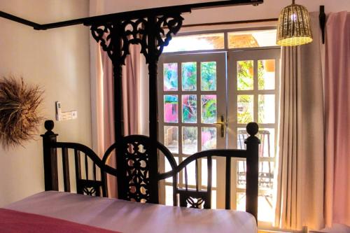 南威的住宿－Nungwi Roses，一间卧室设有一张床和一个大窗户