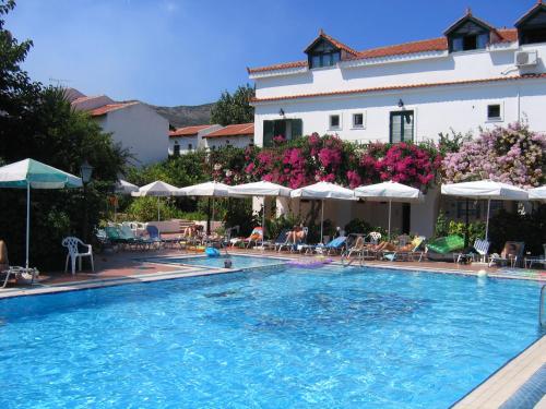 Bazén v ubytování Tara Beach Hotel nebo v jeho okolí