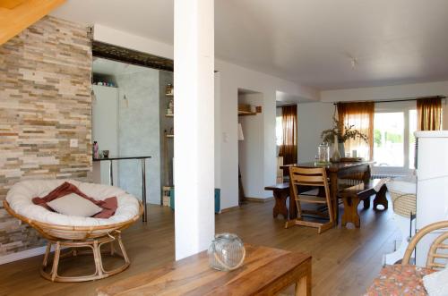 - un salon et une salle à manger avec un mur en briques dans l'établissement SAVANNAH, à Saint-Malo