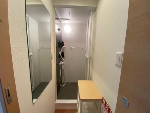 a small bathroom with a shower with a mirror at 澄の宿 琵琶湖畔松の浦水泳场 jr志賀车站 滑雪场登山巴士站全部徒步0分钟 免费停车位3台 in Otsu
