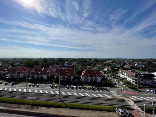 uma vista aérea de uma cidade com casas e uma rua em Work or holiday nieuw studio Santhooft em Nieuwpoort