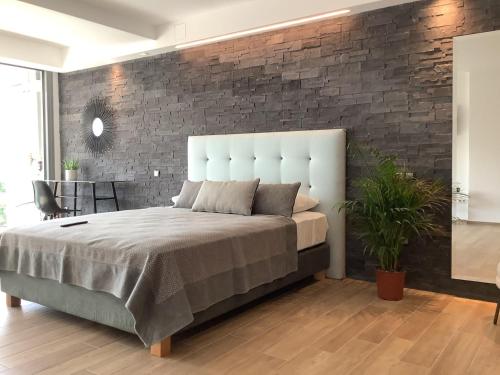 Sunny lovely apartment 60 meters from the metro