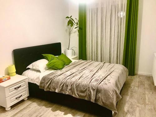 Tempat tidur dalam kamar di Reea`s Apartment in Sibiu