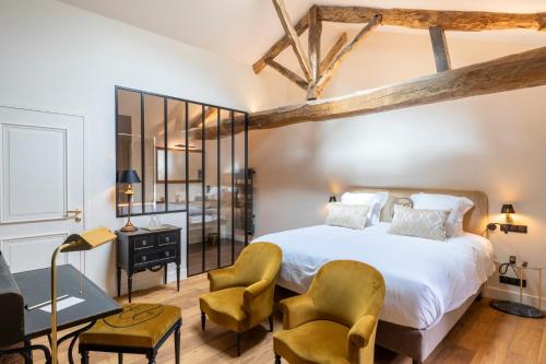 Un pat sau paturi într-o cameră la Hôtel Villa Alexandre