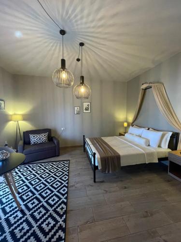 ein Schlafzimmer mit einem Kingsize-Bett und einem Sofa in der Unterkunft Fiore di Flora in Archangelos