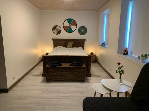 salon z łóżkiem i stołem w obiekcie VikingBnB w mieście Kirke Såby