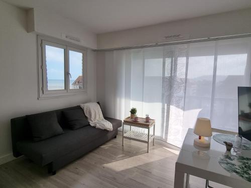 un salon avec un canapé et une table dans l'établissement 