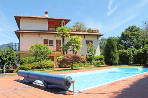 une maison avec une piscine en face d'une maison dans l'établissement Eden Rock, à Cannobio