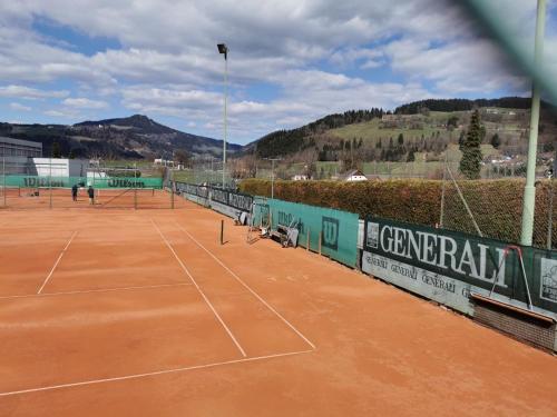 einen Tennisplatz mit zwei Tennisschlägern darauf in der Unterkunft Erholsames wohnen am Sonnenberg in Feldkirchen in Kärnten