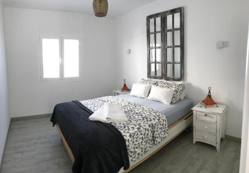 A bed or beds in a room at Romantic Casa del Mar