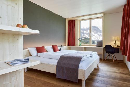 เตียงในห้องที่ Hotel Klausenpass